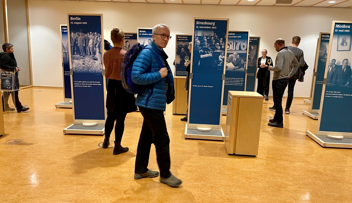 Flott utstillingsåpning i kveld av den internasjonale vandreutstillingen “Willy Brandt 1913-1992. Et liv for frihet, fred og forsoning mellom nasjonene”. Utstillingen vises på Universitetsbiblioteket i Oslo fra 12.11.2021 til 11.2.2022 ✨ <a href="/BWBStiftung/">Bundeskanzler-Willy-Brandt-Stiftung</a>