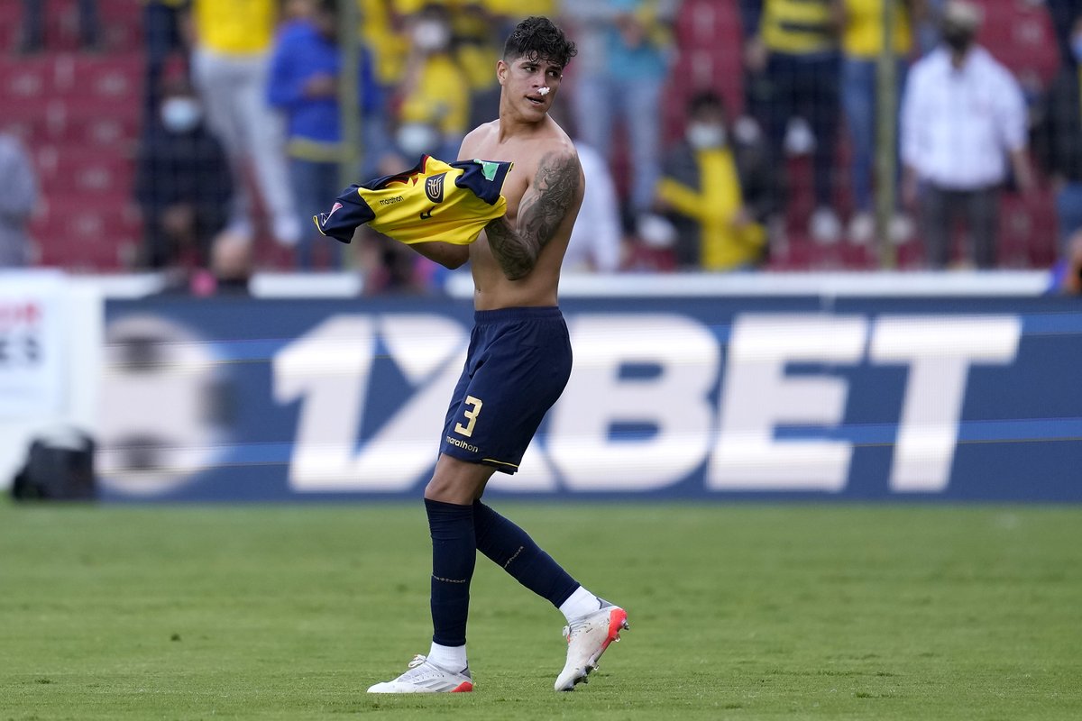 SC_ESPN's tweet photo. ¡GOL DE ECUADOR! A los 41' PT, Hincapié anotó el 1-0 sobre Venezuela en las #EliminatoriasSudamericanas. Fue confirmado tras una ¡LARGA! revisión en el VAR. https://t.co/Jz8RLOGI8J