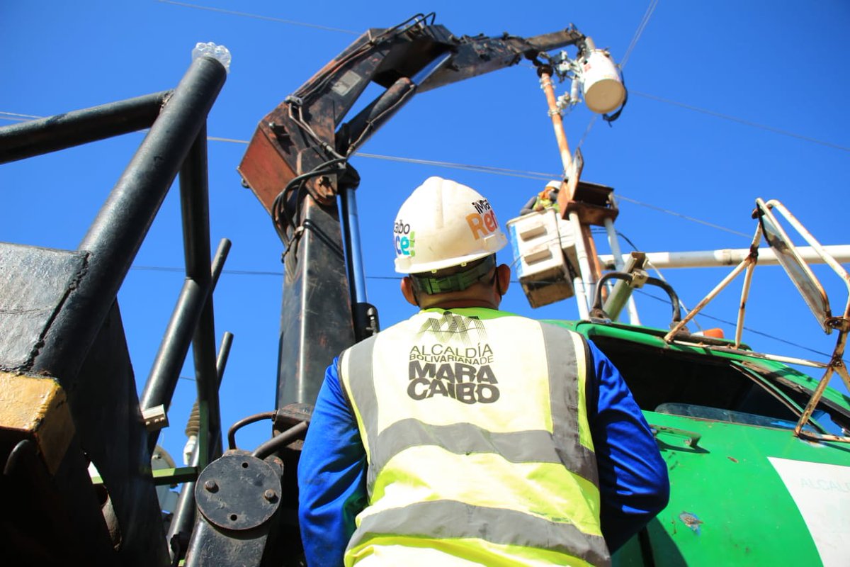 DPublicos's tweet photo. En la Pqa Francisco Eugenio Bustamante, se siente el cambio. Con la sustitución de 2 transformadores de 50 Kva en las comunidades Felipe Hernández y Luz de Dios, más familias cuentan con un mejor servicio eléctrico. ¡Con Vos, haremos más!
#MaracaiboRenace🇻🇪 https://t.co/gGUNM3WoPB