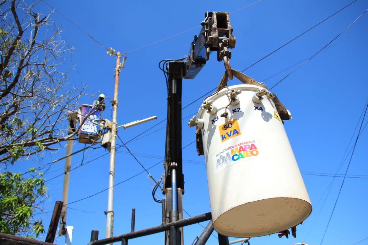 DPublicos's tweet photo. En la Pqa Francisco Eugenio Bustamante, se siente el cambio. Con la sustitución de 2 transformadores de 50 Kva en las comunidades Felipe Hernández y Luz de Dios, más familias cuentan con un mejor servicio eléctrico. ¡Con Vos, haremos más!
#MaracaiboRenace🇻🇪 https://t.co/gGUNM3WoPB