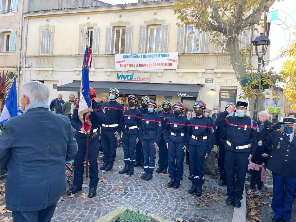 BodinPhilippe's tweet photo. #11novembre pour un  hommage à ceux a qui nous devons notre liberté. Pour que le souvenir perdure. #Armistice Les #pompiers de Lambesc présents pour entretenir le #DevoirDeMémoire #pompiers13  #Lambesc #SainCannat #Rognes #Vernegues #unionpompier13 #AmicalepompiersLambesc https://t.co/pNa9Mr2dLo