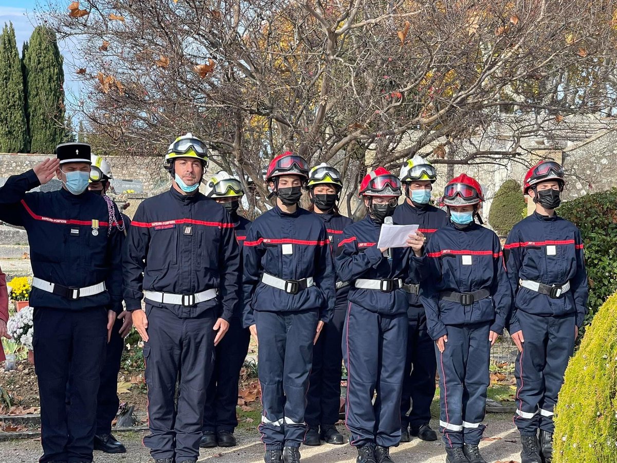 BodinPhilippe's tweet photo. #11novembre pour un  hommage à ceux a qui nous devons notre liberté. Pour que le souvenir perdure. #Armistice Les #pompiers de Lambesc présents pour entretenir le #DevoirDeMémoire #pompiers13  #Lambesc #SainCannat #Rognes #Vernegues #unionpompier13 #AmicalepompiersLambesc https://t.co/pNa9Mr2dLo