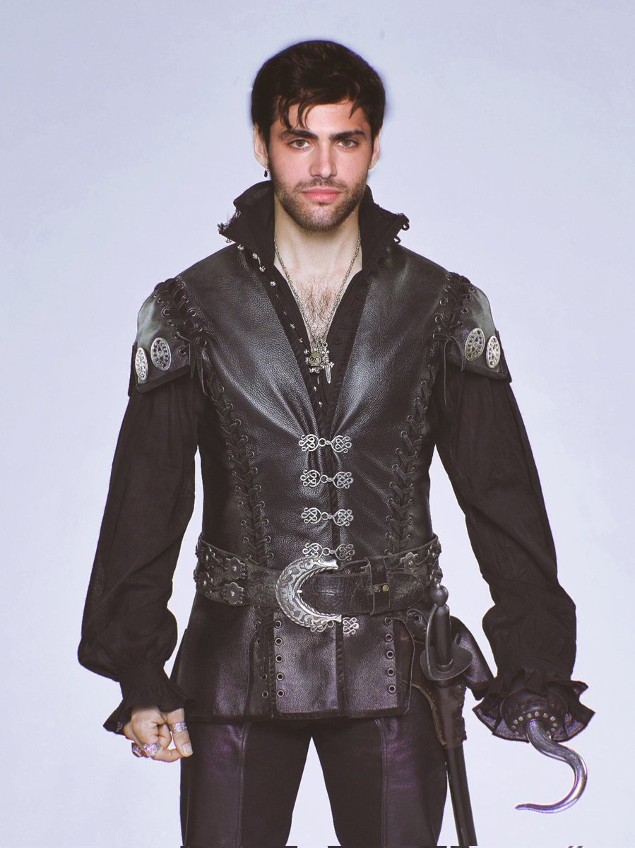 When you turn <a href="/MatthewDaddario/">Matthew Daddario</a> into <a href="/colinodonoghue1/">Colin o'donoghue</a> 's Captain Hook 😂 now I kind of want a spin off with them both 🤔
