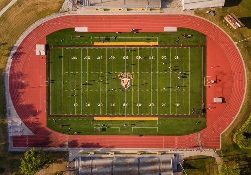 ericibe35's tweet photo. After a great conversation with Coach Harmening last night, I’ve been blessed to receive my first D1 offer from the prestigious Valparaiso University! #ATTG @CoachLFox @Football_JMHS @damehova9 https://t.co/0k6ytMulgq