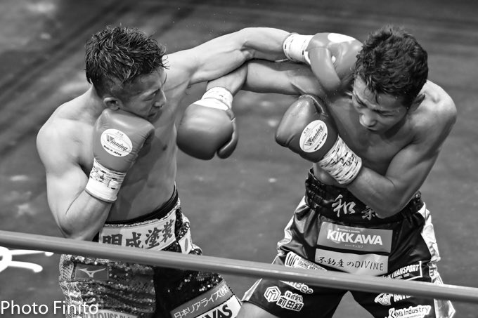FinitoYamaguchi's tweet photo. WBOアジアパシフィックスーパーバンタム級王座決定12回戦
井上 拓真(大橋) vs 和氣 慎吾(FLARE山上)
#ボクシング #モノクロ #boxing #monochrome #井上拓真 #TakumaInoue #和氣慎吾 #ShingoWake https://t.co/IYR7ZsDB76