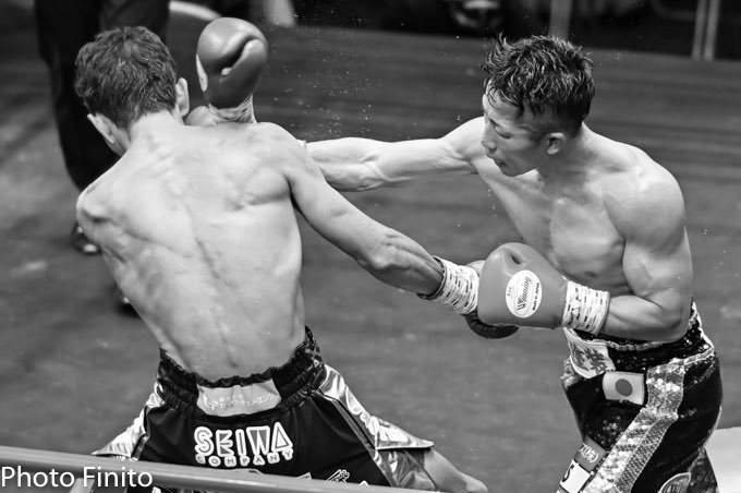 FinitoYamaguchi's tweet photo. WBOアジアパシフィックスーパーバンタム級王座決定12回戦
井上 拓真(大橋) vs 和氣 慎吾(FLARE山上)
#ボクシング #モノクロ #boxing #monochrome #井上拓真 #TakumaInoue #和氣慎吾 #ShingoWake https://t.co/IYR7ZsDB76
