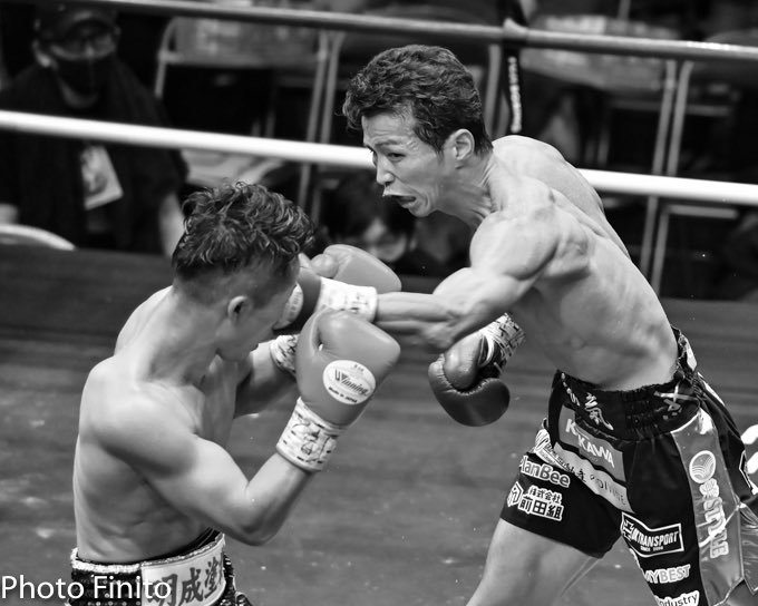 FinitoYamaguchi's tweet photo. WBOアジアパシフィックスーパーバンタム級王座決定12回戦
井上 拓真(大橋) vs 和氣 慎吾(FLARE山上)
#ボクシング #モノクロ #boxing #monochrome #井上拓真 #TakumaInoue #和氣慎吾 #ShingoWake https://t.co/QjKwXmW7c6