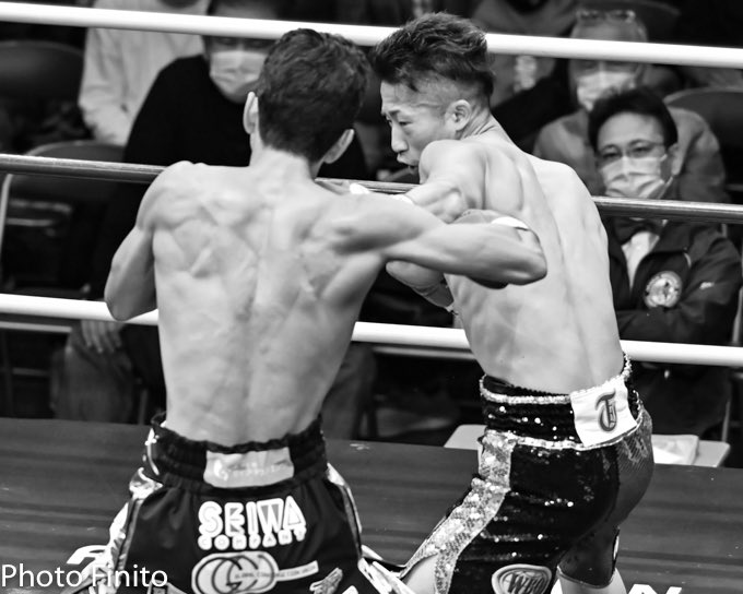 FinitoYamaguchi's tweet photo. WBOアジアパシフィックスーパーバンタム級王座決定12回戦
井上 拓真(大橋) vs 和氣 慎吾(FLARE山上)
#ボクシング #モノクロ #boxing #monochrome #井上拓真 #TakumaInoue #和氣慎吾 #ShingoWake https://t.co/dv2mbWnfmu