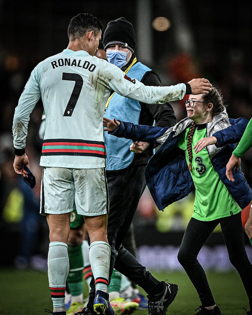 ESPNFC's tweet photo. Cristiano Ronaldo gave his shirt to a young emotional fan who invaded the pitch at full-time ❤️ https://t.co/wTfPNZirY5