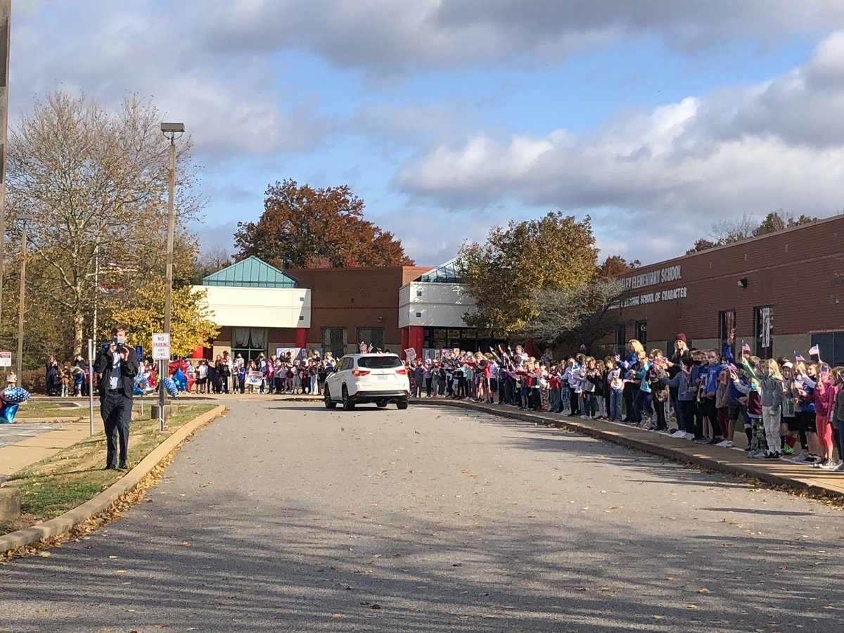 moore_uve's tweet photo. Today was our 8th annual Veteran’s Day celebration. We wrote letters of thanks to our veterans, and our entire school lined the sidewalk to honor many veterans in a parade.  #ThankYou @USArmy @usairforce @USMC @USNavy @USCG #UVEMADE https://t.co/xvGzLxLbYb