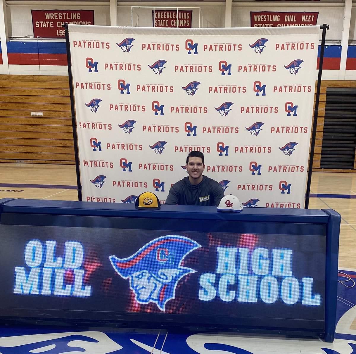 JoshEdwards211's tweet photo. Officially a HAWK! Proud to be a #JucoBandit @CSMHawksATH @oldmillpatriots https://t.co/r5OeEli7ET