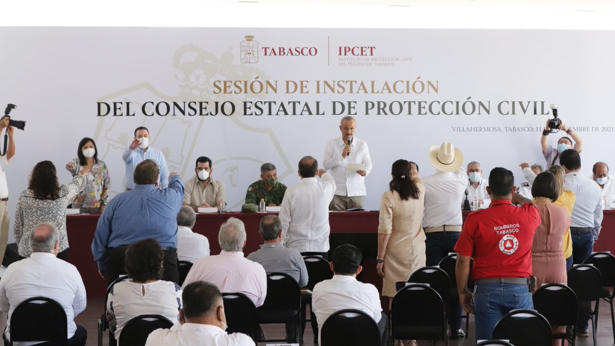 GobCentro's tweet photo. El gobernador de Tabasco, @cmmerino, tomó protesta a la alcaldesa @YolandaOsunaH como miembro del Consejo Estatal de Protección Civil, en la sesión de instalación de este órgano de consulta y coordinación de acciones preventivas y de apoyo ante riesgos.
#HonestidadYResultados https://t.co/HQs8PDp4Qj