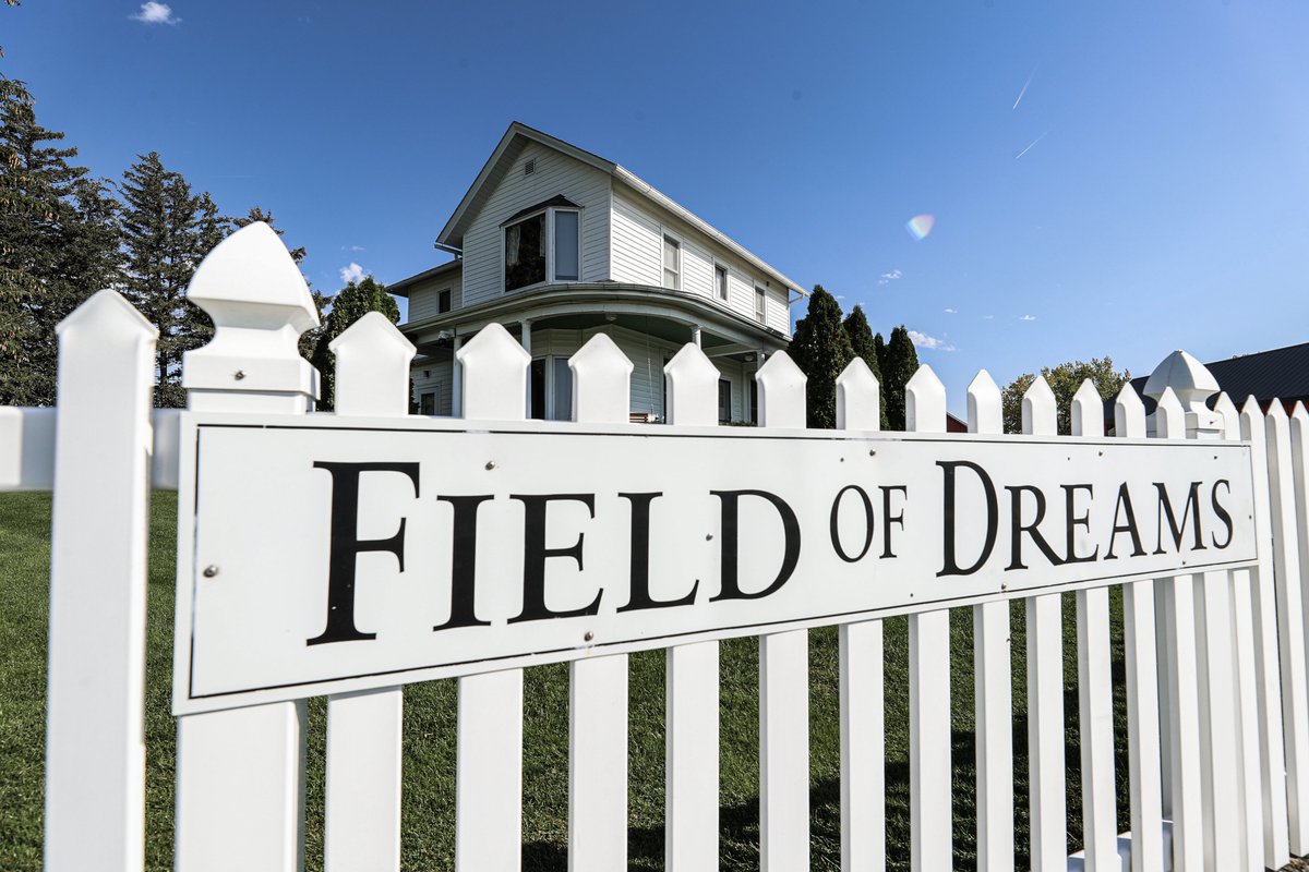 MLB's tweet photo. We are exactly 9 months away from #MLBatFieldofDreams! ⚾️🌽 https://t.co/sv1HxNo8Ac
