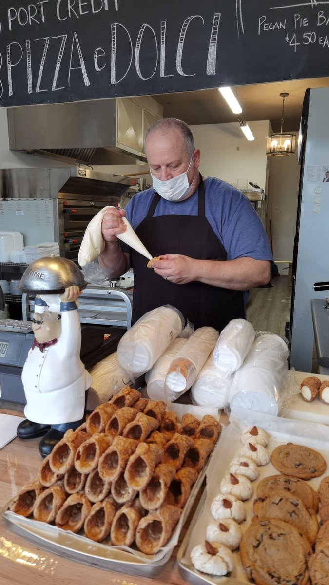 1goatroti's tweet photo. Stopped by newly opened Port Credit Pizza e Dolci today. Had a nice, but short, chat with Carm and picked up some fresh filled cannolis. Can't wait to try them. #portcredit #supportlocal https://t.co/eK9s4gJOmp