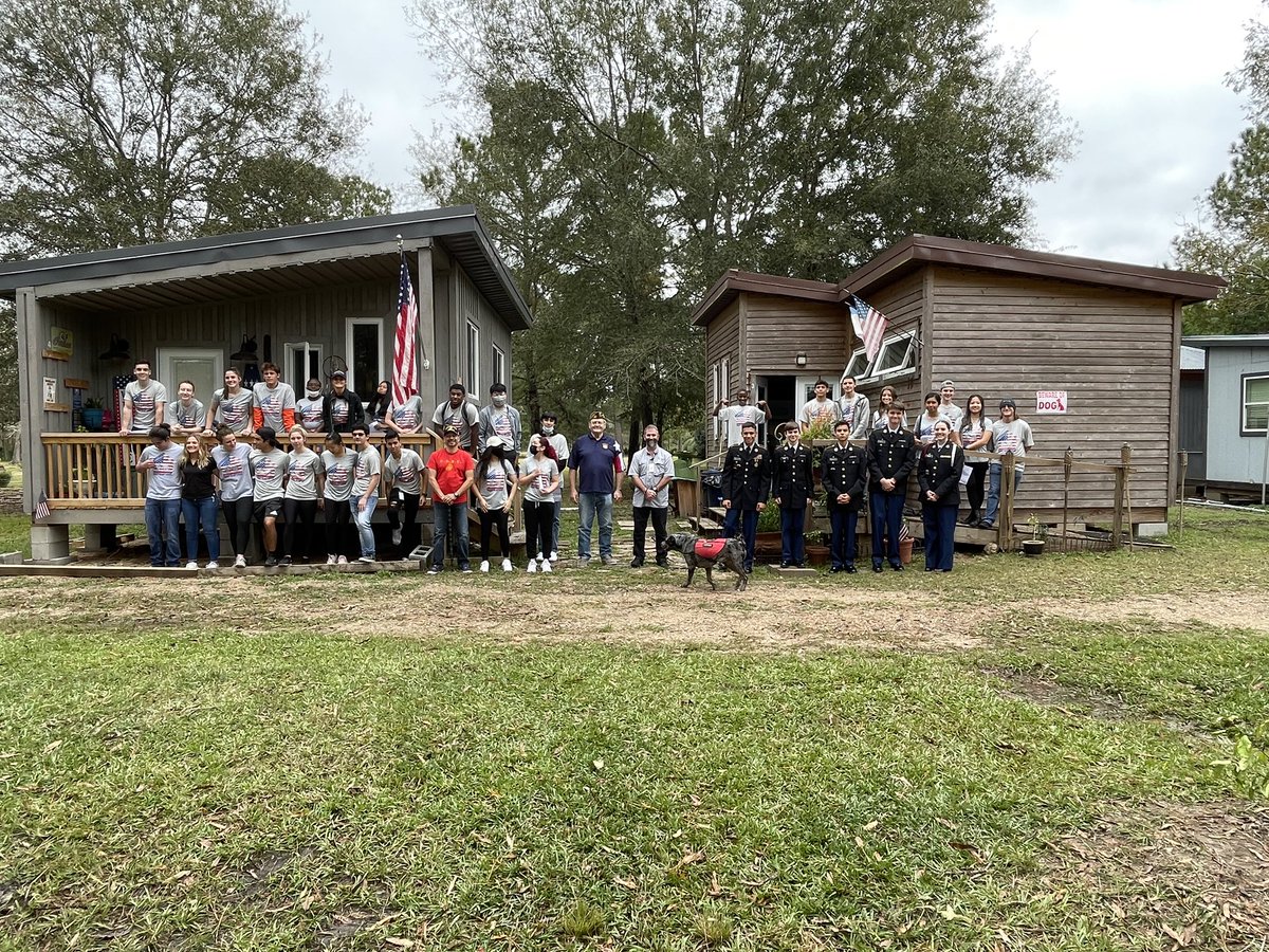 SCHS_Tiny_House's tweet photo. A few more pictures of today’s SCHS Veterans Day visit, thanks to @stephlopezzzz for sharing them! @HumbleISD @HumbleISD_CTE @HumbleISD_SCHS https://t.co/yOPiNabsEA