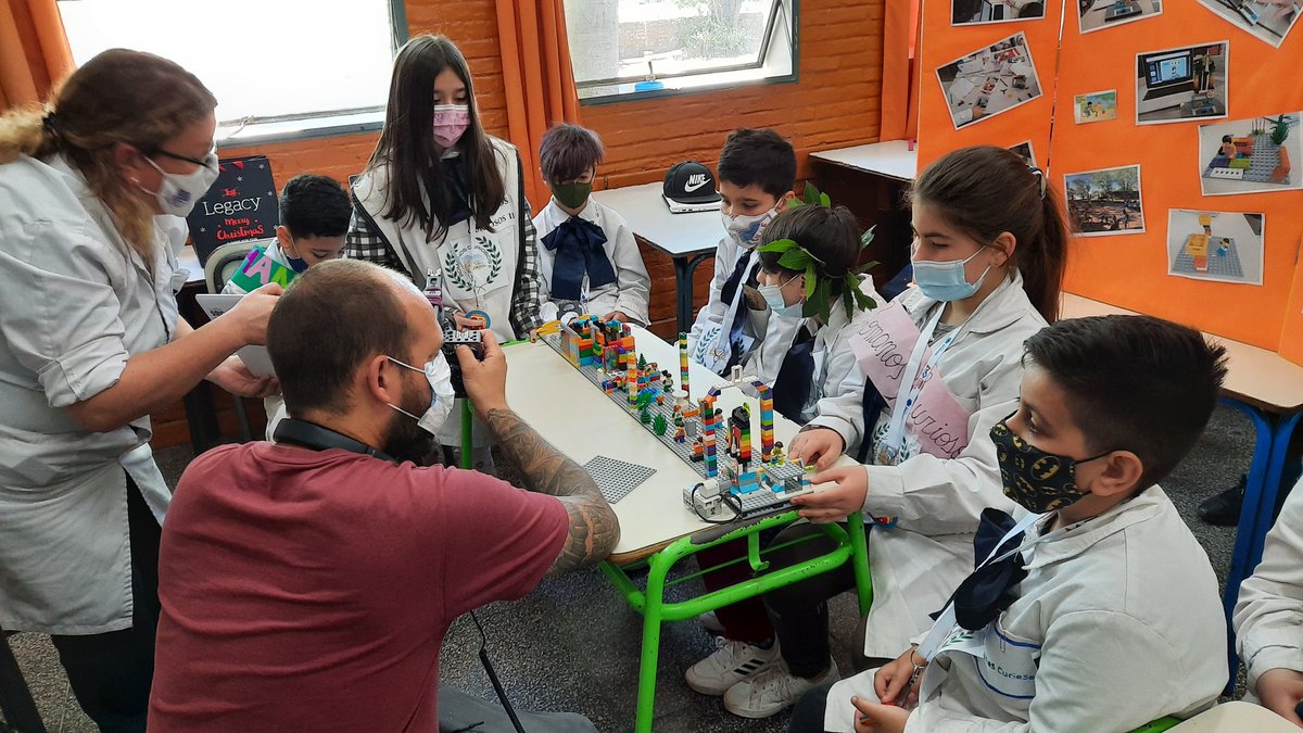 eliseli_'s tweet photo. Romanos curiosos I y II, Jugando por la vida y Proyecto LEGO fueron los cuatro equipos de 4to de la #esc339 que participaron hoy en la categoría FLL Explore de #OlimpiadaCeibal. Mucha expectativa, alegría y nervios, pero especialmente gran disfrute al compartir sus aprendizajes. https://t.co/rWrIoIlotj