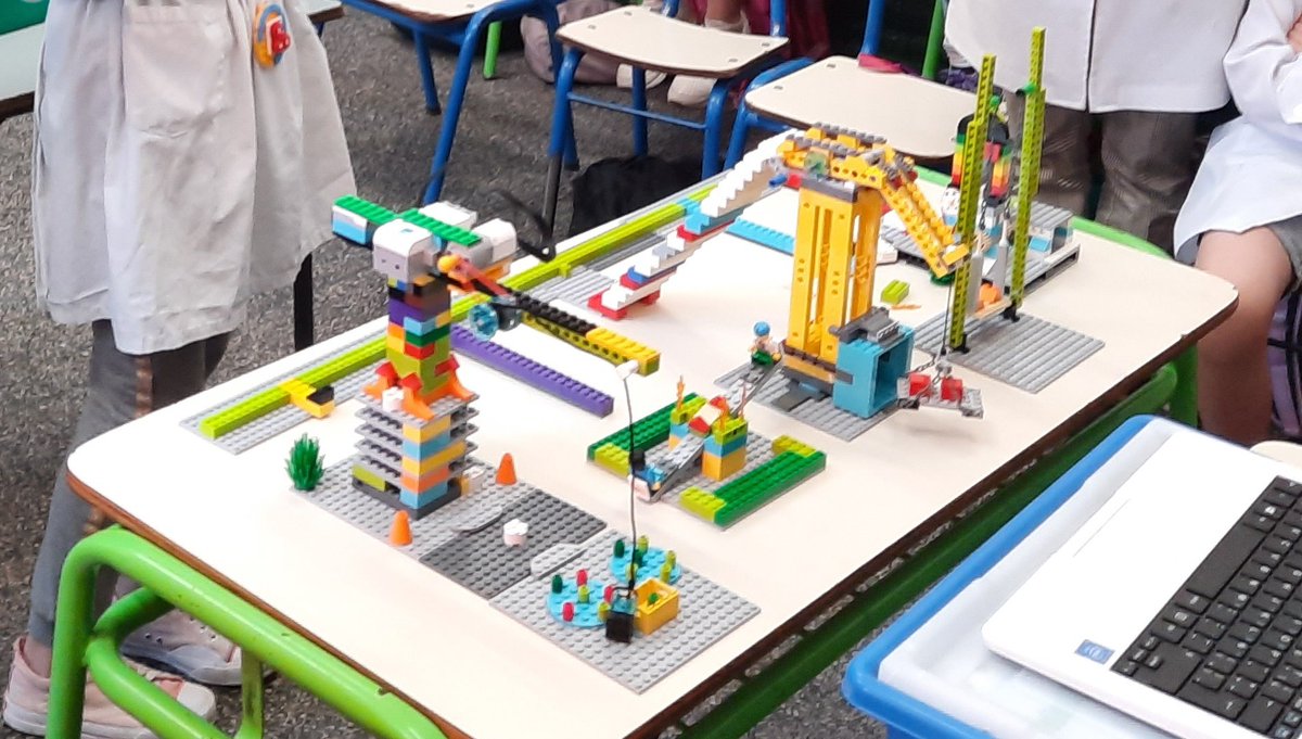 eliseli_'s tweet photo. Romanos curiosos I y II, Jugando por la vida y Proyecto LEGO fueron los cuatro equipos de 4to de la #esc339 que participaron hoy en la categoría FLL Explore de #OlimpiadaCeibal. Mucha expectativa, alegría y nervios, pero especialmente gran disfrute al compartir sus aprendizajes. https://t.co/rWrIoIlotj