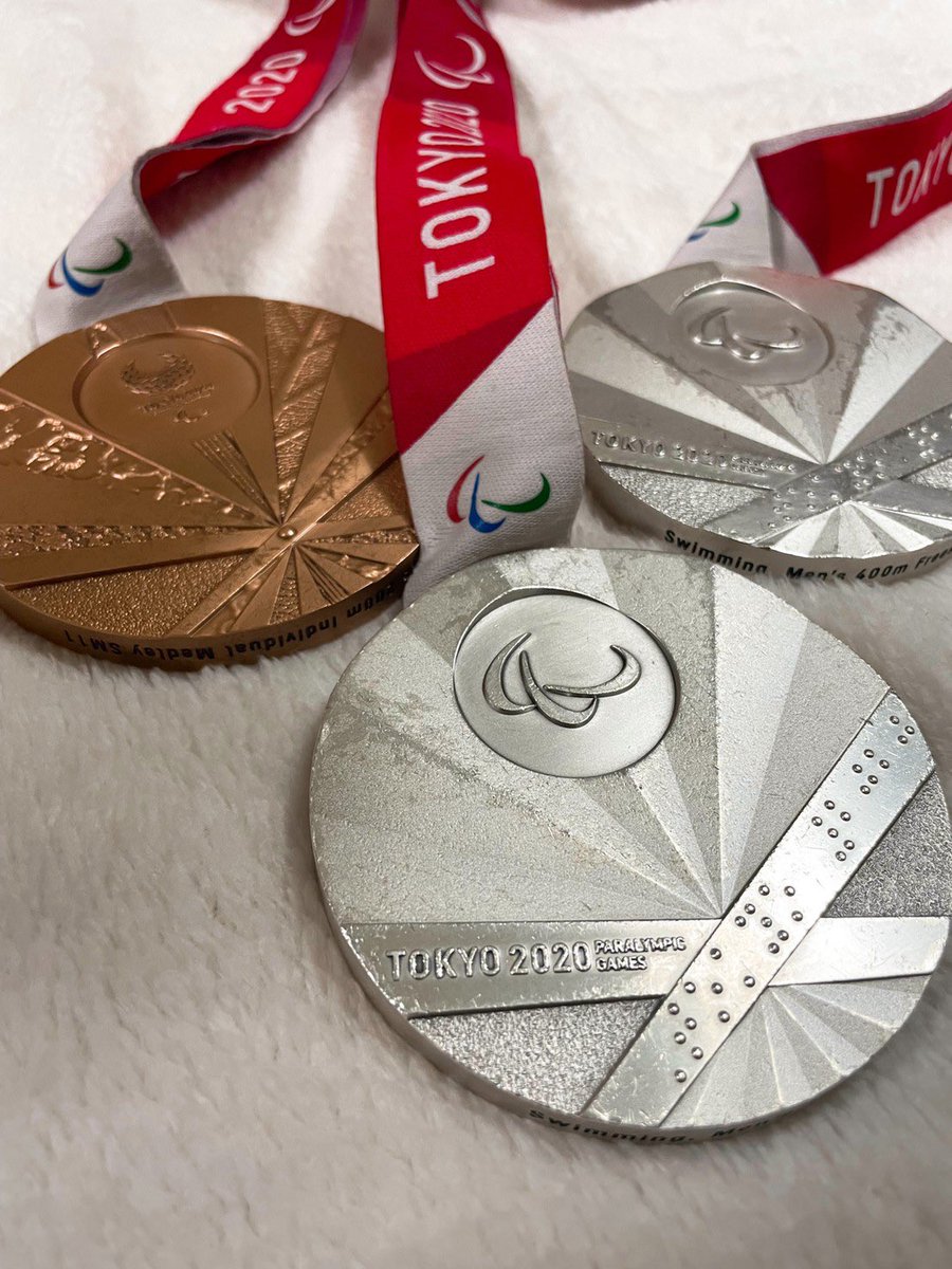 hasiruchef's tweet photo. 宇宙君が遊びに来てくれました。せっかくのなのでメダル3個じゃらじゃら！
🥈🥈🥉 https://t.co/LuEBGQ4NIY
