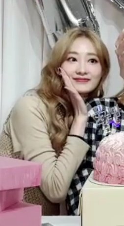 seukaili's tweet photo. bangles and blonde ginny omg https://t.co/A2RX0rZnaI