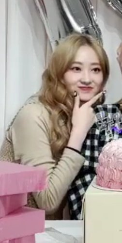 seukaili's tweet photo. bangles and blonde ginny omg https://t.co/A2RX0rZnaI