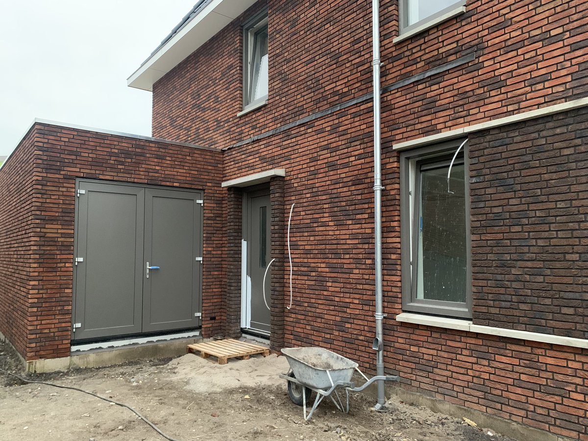 Vanmiddag konden de kopers van de 6 tweekappers aan de Athenestraat #Hengelo, onder het genot van een hapje en drankje, een kijkje nemen in de woning! #geslaagdemiddag #ParkVeldwijk <a href="/TSBouwVastgoed/">TS Bouw Vastgoed</a>