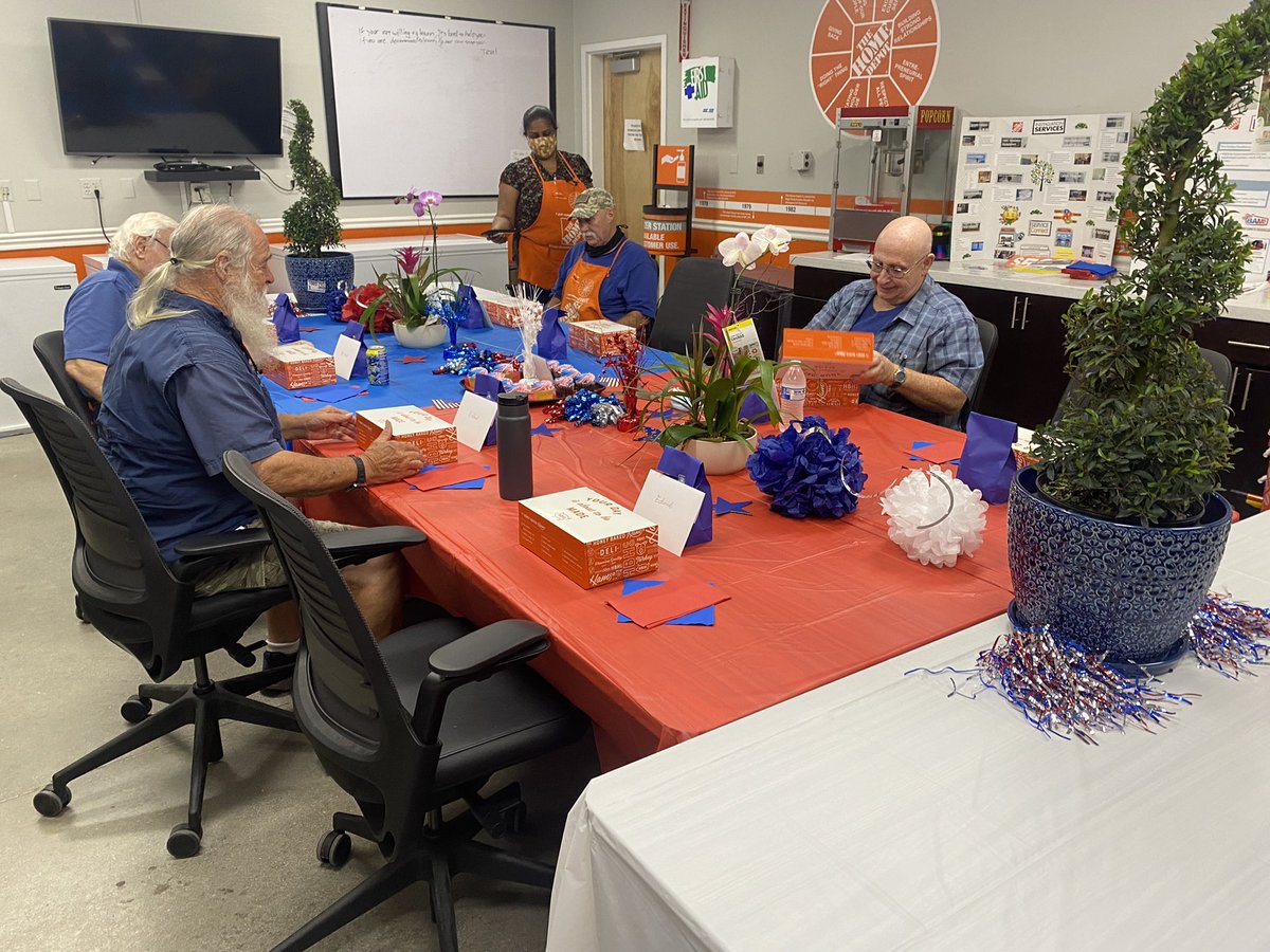 MabelSilvaHD's tweet photo. Giving some LOVE to our @HDSunrise Vets! THANK YOU for your Service!! @ShineldaM @Chris_Fraga_HD @HD_Lilly https://t.co/D3ZNjj4k7L