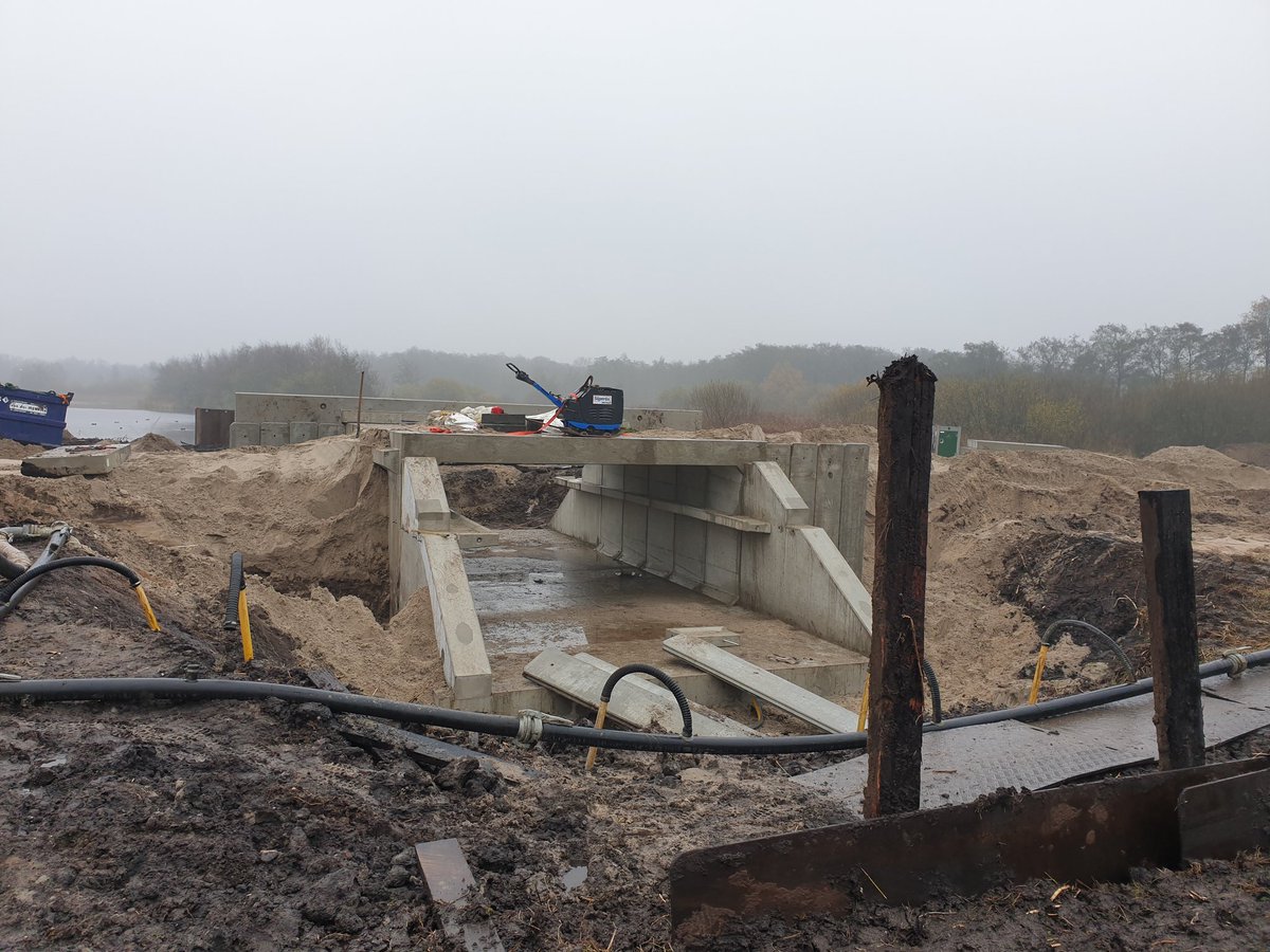 JanJelleJongsma's tweet photo. En aan de oostkant van de #Bouwepet werkt @vdMeerbv aan de faunaduiker in de #Ottemawei. Ook hier in het #Bûtefjild is de @provfryslan opdrachtgever voor een robuuste oplossing in het Nationaal NatuurNetwerk! https://t.co/IM3hzG4EeX