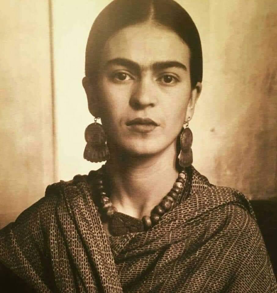 "Iyilesmek mi ?"dedi Frida."Ama ben hasta değilim ki.Kirik  dokugum.Ayni şey değil, anliyormusun?"
 Frida Kahlo.
