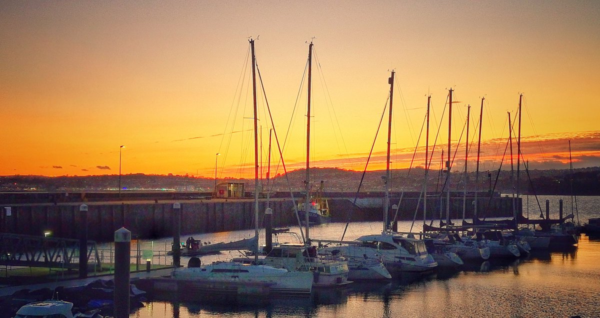 Sailboats in the sunset....
Today's view at Torquay Harbourside.
Do you like it?
#thetravellingassessor #the_real_martyn_cannan #torbay #theenglishriviera #sunset #sailinglife #torquayharbour #myhappyplace #momentsofmine #winterlight #goldenmoment