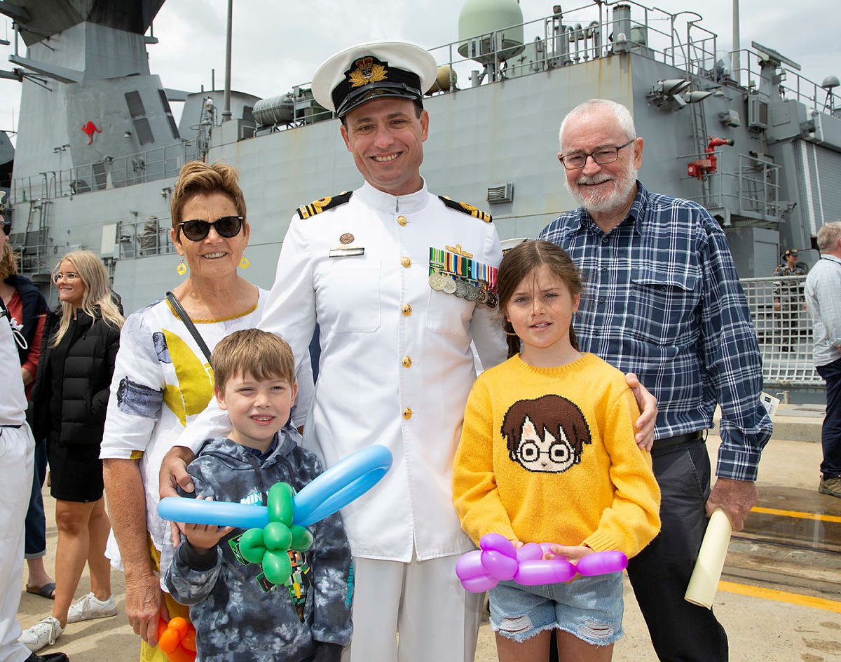 Welcome home to the crew of #HMASAnzac. 👋👪🏠 The ship was part of a maritime task group that participated in #IndoPacificEndeavour21, Australia’s flagship regional engagement activity.

📸: CPOIS Damian Pawlenko #AusNavy #YourADF