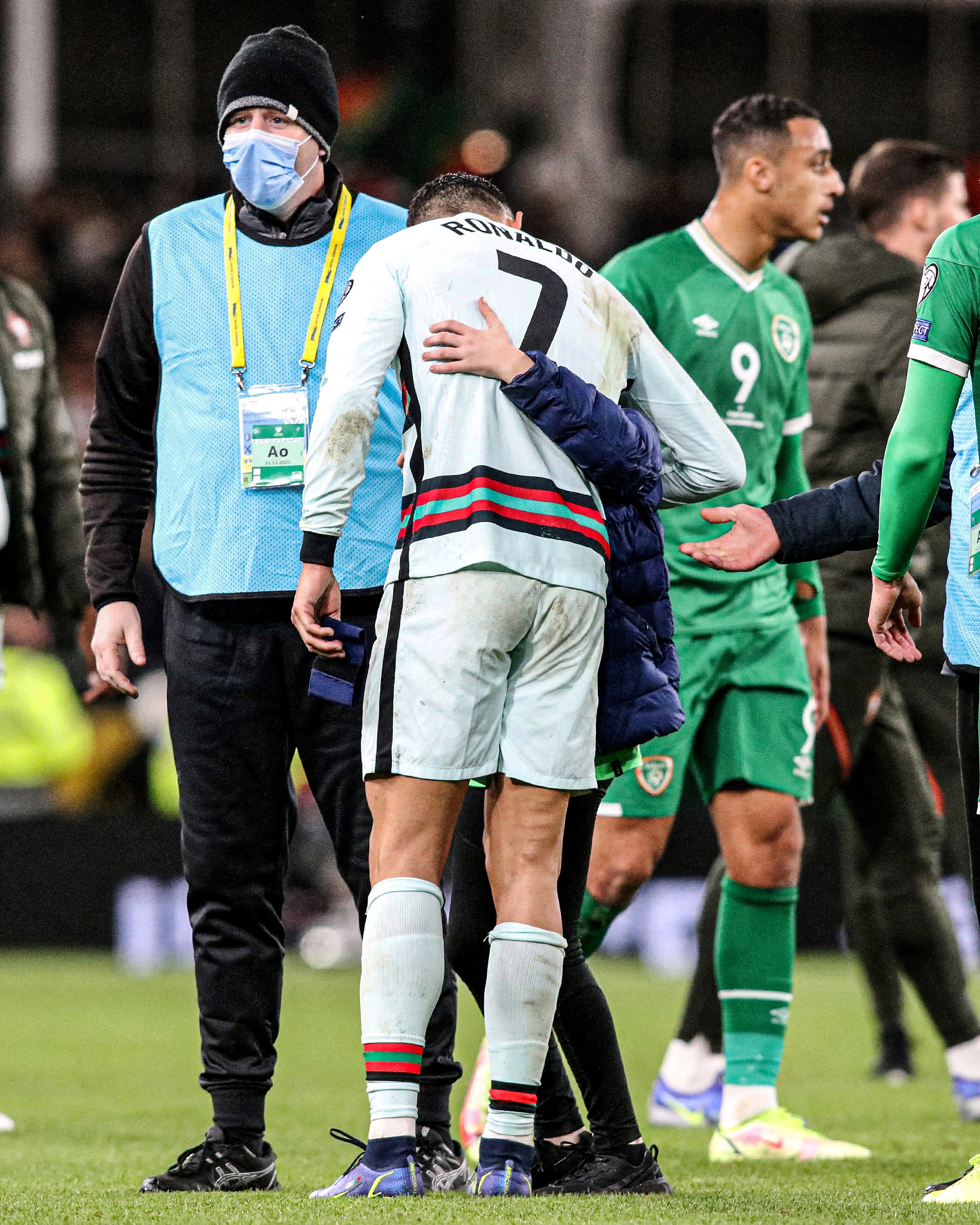 Ireland vs Portugal: Cristiano Ronaldo shares an emotional moment with a pitch invader after a goalless draw against Ireland in FIFA World Cup Qualifiers, Watch Video