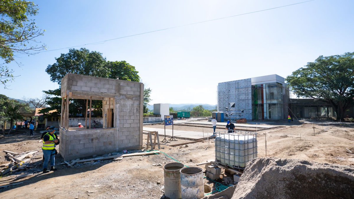 armandocalisps's tweet photo. Así están avanzando las obras en el macrodistrito de salud. Hoy con periodistas y vecinos recorrimos el espacio y conversamos sobre lo que viene. La salud es prioridad y muy pronto estará cerca de las personas que más lo necesitan #ElCambioNoSeDetiene https://t.co/qPZW1TYL3w