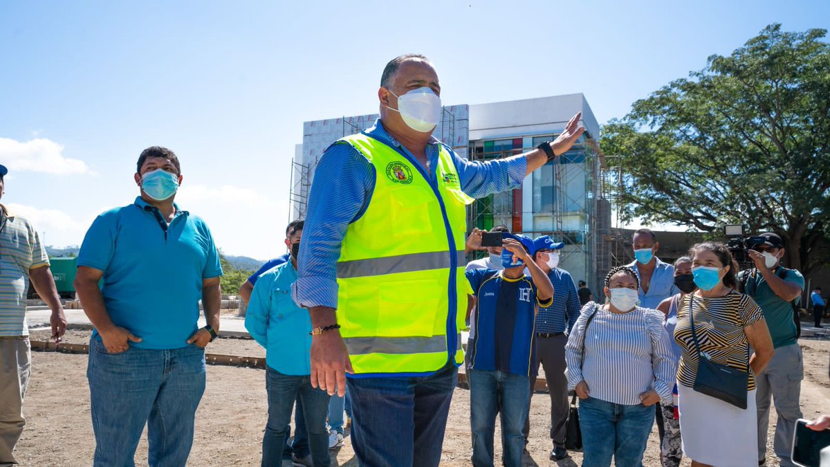 armandocalisps's tweet photo. Así están avanzando las obras en el macrodistrito de salud. Hoy con periodistas y vecinos recorrimos el espacio y conversamos sobre lo que viene. La salud es prioridad y muy pronto estará cerca de las personas que más lo necesitan #ElCambioNoSeDetiene https://t.co/qPZW1TYL3w