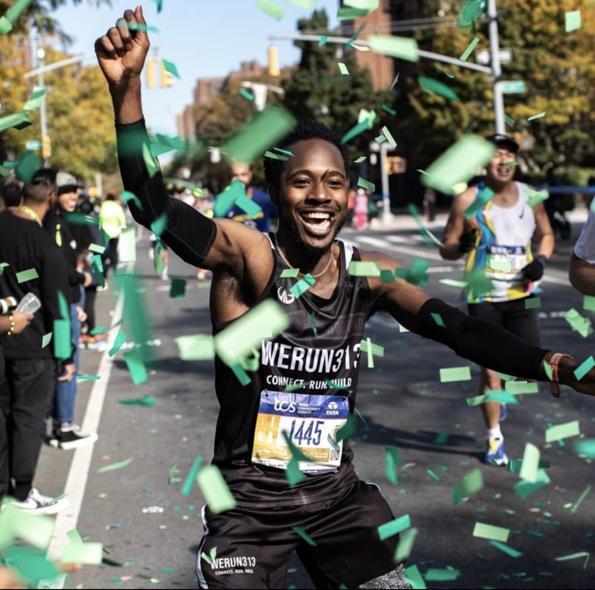 __LWoods's tweet photo. Them: How was @nycmarathon ?
Me: 🕺🏾🥳
___
📸: @kelvingil_
Thank you @wrucrew for the vibes at mile 21!
#TCSNYCMarathon
#WeRun313 https://t.co/7BlpesSU1h