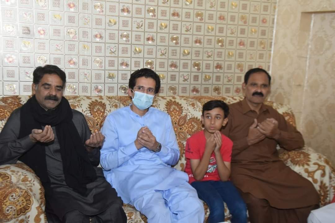 SajjidaMalik's tweet photo. عوامی MNA علی پرویز ملک 
کا یوسی:162,165_کا وزٹ
عوام سے ملاقاتیں مرحومین کے لیے فاتحہ مسلم لیگی کارکنوں سے محبت پیار بزرگوں سے دعائیں لیتے رہے علاقائی مسائل پر گفتگو
��لقے NA-127کے عوام کا انتہائی مصروفیت میں ان کے لیے وقت نکالبے پر MNA علی پرویز ملک کو خراج تحسین https://t.co/CvBugtOGkt