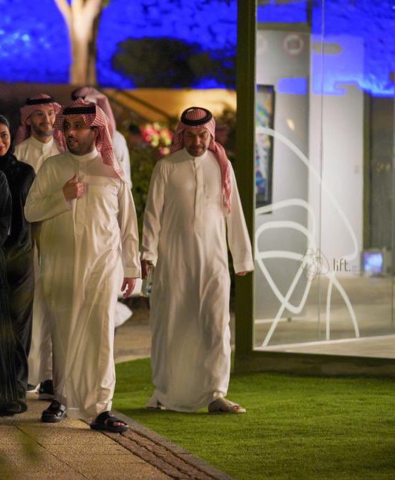 LiftGallery's tweet photo. تشرفنا بحضور معالي المستشار تركي آل الشيخ @Turki_alalshikh في ليفت جاليري في The Groves #موسم_الرياض  @RiyadhSeason 
ومبروك اقتناء اللوح معالينا🤩 https://t.co/Hesv10Or1D