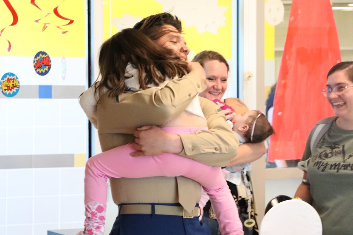 KellerISD's tweet photo. What better way to end Veterans Day at school than with a special moment for a kindergarten student. Her dad, who is currently serving as a U.S. Marine and hadn’t been home since January, was able to surprise her in front of her classmates at @RidgeviewKISD! 
#KISDthanksVeterans https://t.co/UzqTJtN8f1