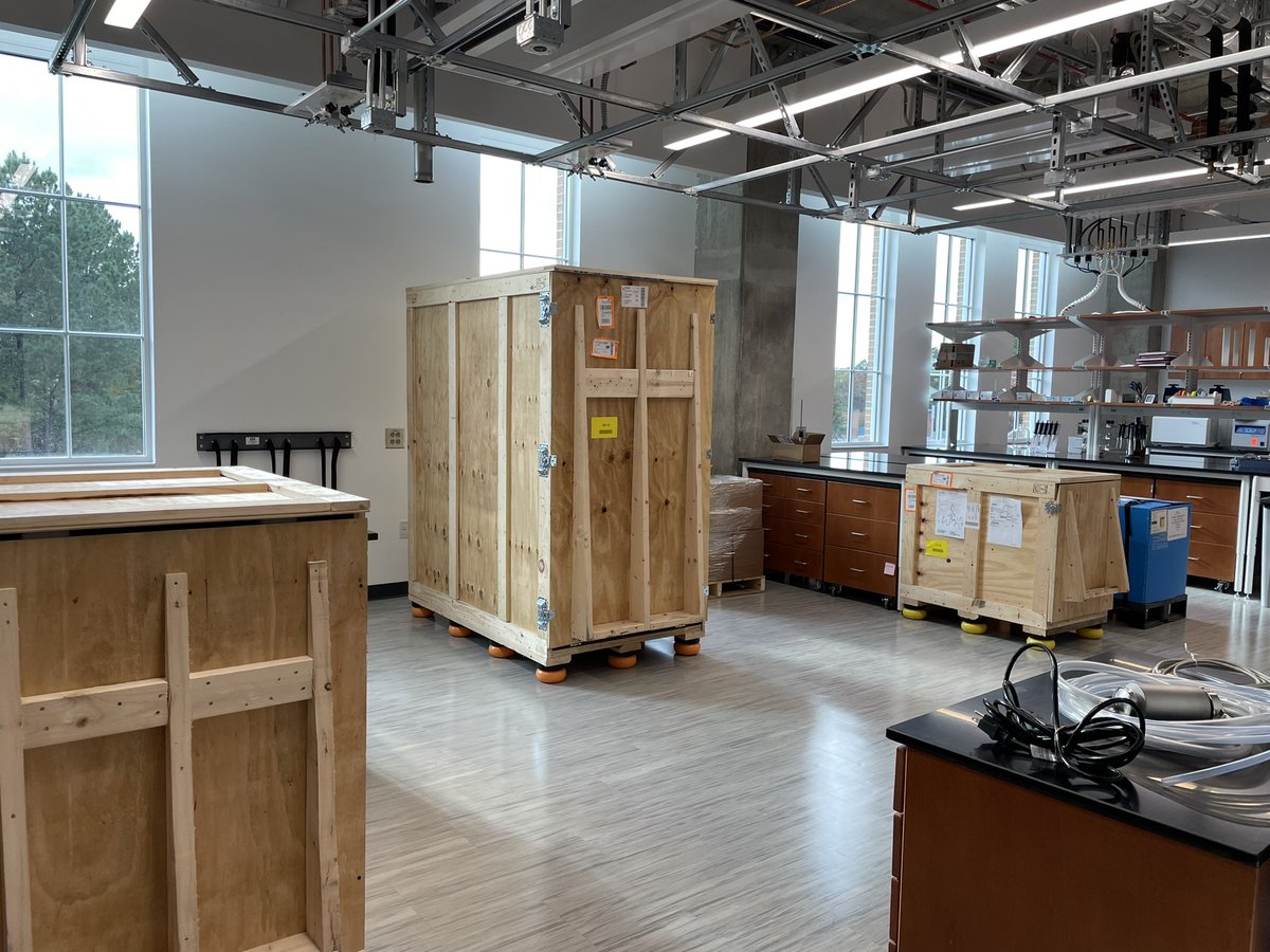 KM_Hines's tweet image. Moving day for the Hines Lab!! We’re so excited to get to work in the new I-STEM building! #HinesLabUGA @UGAChemistry @UGAResearch