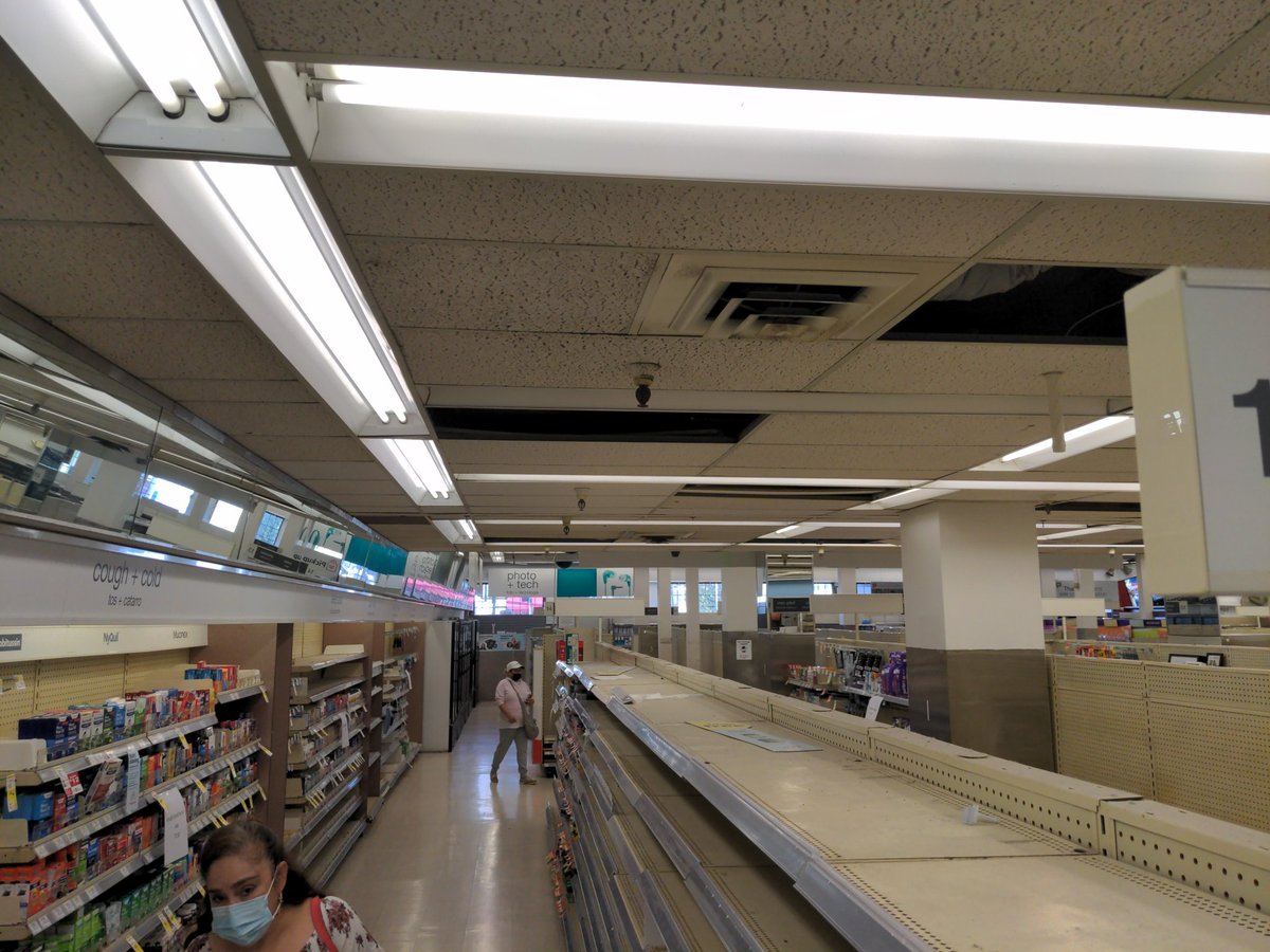 EvanLei1's tweet photo. One of the last minutes of the #Walgreens pharmacy as it closes at 3 pm. The whole store permanently closes at 10 pm today. #SanFrancisco #PermanentClosure https://t.co/kMcrlrjceF