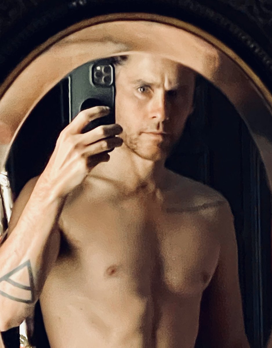 JaredLeto's tweet photo. Paris 🇫🇷 https://t.co/GjPws4JMaK