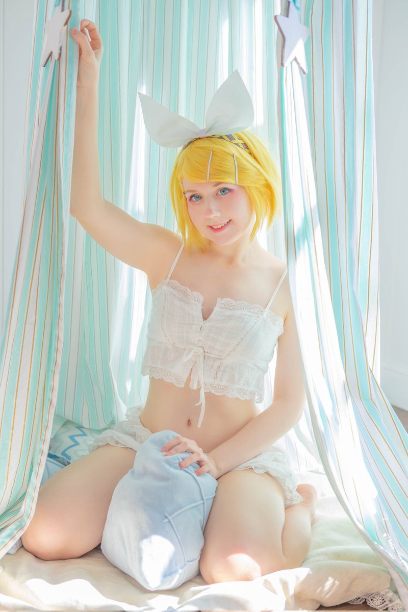 Winter is coming
My city has only ~75 sunny days per year. Of course at winter it less, so, I already miss sun and want to share sunny warm photos with you 🥺💖

📷<a href="/NWolf3/">Kotenkin</a>

#kagaminerin #cosplay #コスプレ #鏡音リン