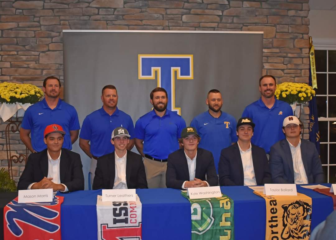 TupDiamondClub's tweet photo. What a great Wednesday Night celebrating 5 Tupelo Golden Wave Senior Baseball Players who will be playing college ball next year. Congrats to these young men!! @goldenwavebsb @THSGoldenWave @TupeloHigh https://t.co/PNlvwdpa06