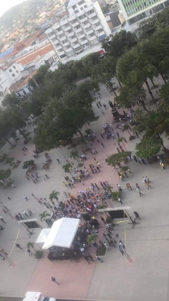 CARALSUAREZ's tweet photo. El mesías vino a Cúcuta, no reunió gente suficiente en parque Santander y lacayos lo excusan diciendo que no había garantías de seguridad. A esta hora en balcón del Hotel Tonchalá prometiendo que bajará recibos de luz y acabará industria petrolera. Las mismas bobadas de siempre. https://t.co/SQQpF8OBJ8