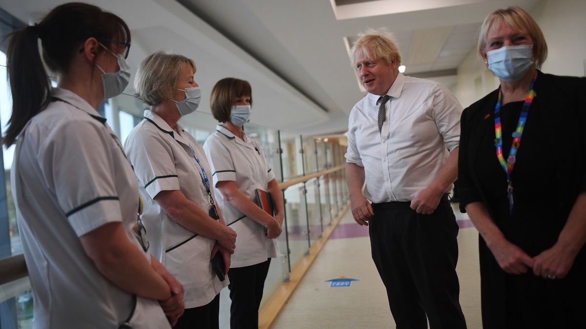 Johnson had to be told 3 TIMES before finally keeping face mask on at hospital
mirror.co.uk/news/politics/…