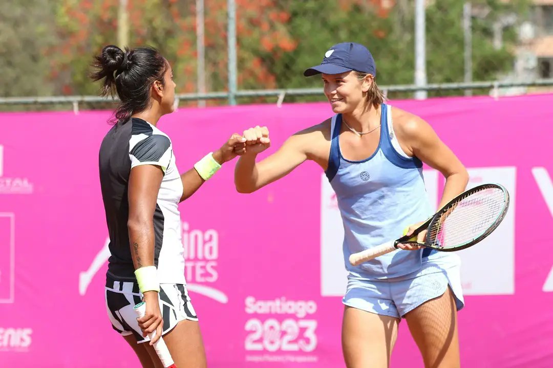 CopaLPOpen's tweet photo. ¡Chile dirá presente en la final duplas de la #CopaLPChileIND 👏🤩🇨🇱💪
Daniela Seguel junto a Katharina Gerlach 🇩🇪 derrotaron a Bara 🇷🇴 y Gorgodze 🇬🇪 en un duro partido, 6-7(8) ,6-2, 10-6
¡Ven a apoyarla este viernes!
🎫 @puntoticket #TenisComoNuncaAntesLoViste https://t.co/kq4vDBIvmL