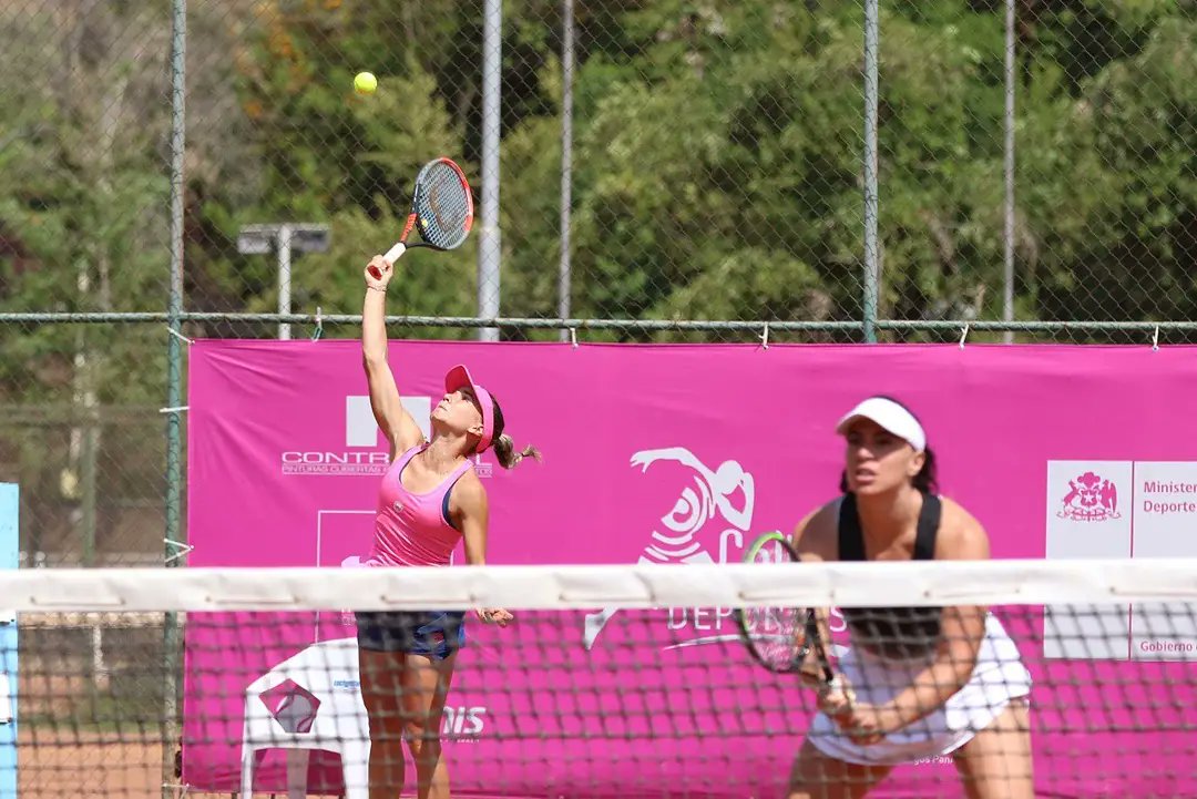 CopaLPOpen's tweet photo. ¡Chile dirá presente en la final duplas de la #CopaLPChileIND 👏🤩🇨🇱💪
Daniela Seguel junto a Katharina Gerlach 🇩🇪 derrotaron a Bara 🇷🇴 y Gorgodze 🇬🇪 en un duro partido, 6-7(8) ,6-2, 10-6
¡Ven a apoyarla este viernes!
🎫 @puntoticket #TenisComoNuncaAntesLoViste https://t.co/kq4vDBIvmL