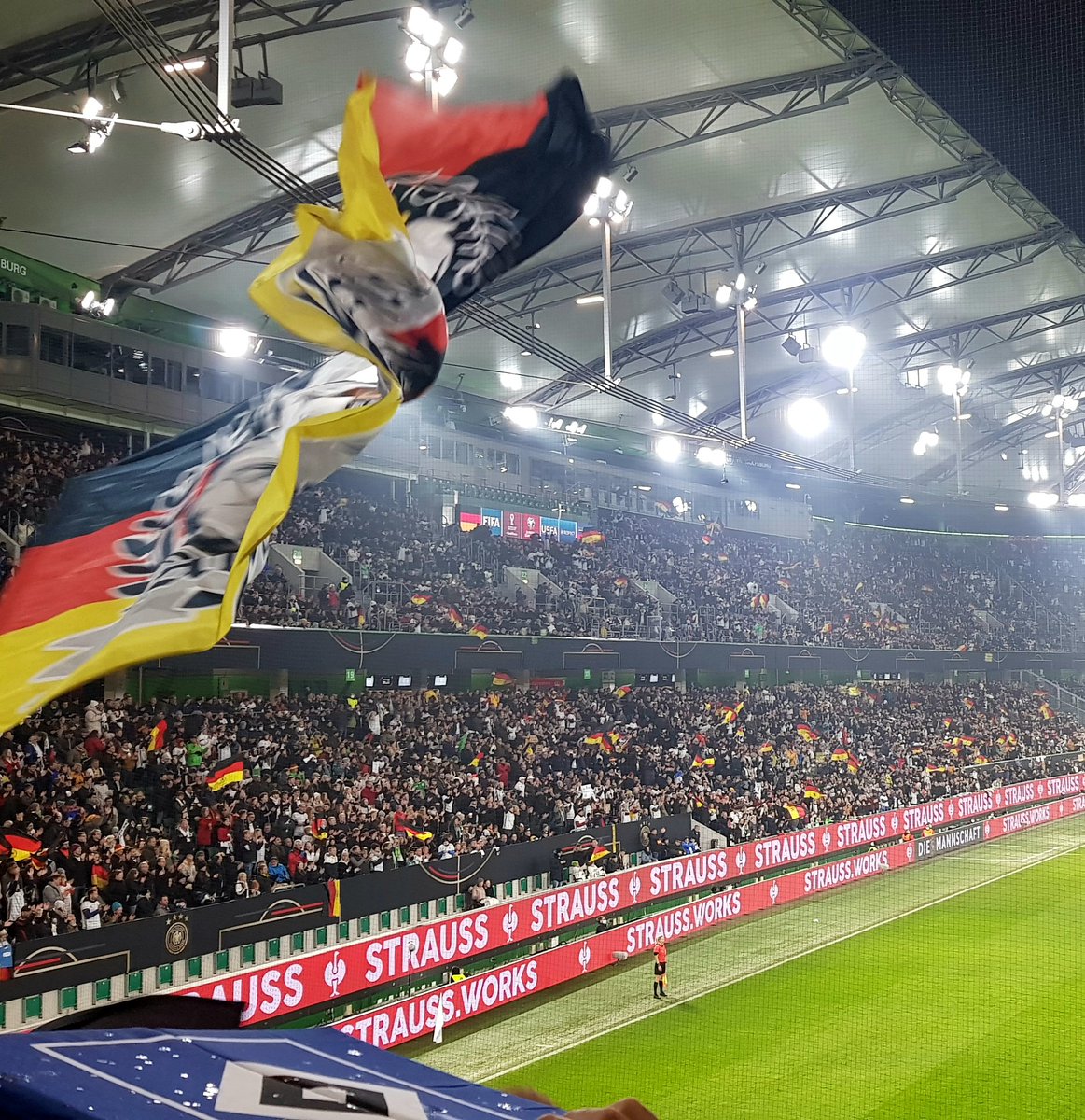 kivi_97's tweet photo. Ich glaube Spiele der Nationalmannschaft sind wohl doch nicht so richtig was für mich😬
Immerhin viele Tore gesehen. 
Mein Highlight: Irgendeine random Dame kam in den Block und kippte dem vor mir ein Bier über die Rübe. 😂🙈
Er kannte sie nicht. 
#Kiviauswärts #GERLIE https://t.co/4x6zztykQE