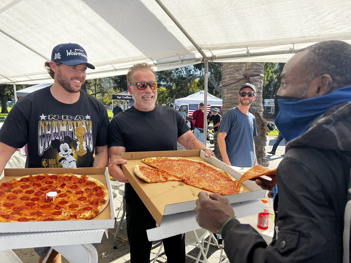 Schwarzenegger's tweet photo. This morning I was getting ready to do a Veteran’s Day post, &amp; then I thought to myself, actions speak louder than words. I stopped at my favorite pizza place, got pizzas for all of our great men and women on veterans row &amp; I had the best time thanking them for their service. https://t.co/0qtUrPc7qT