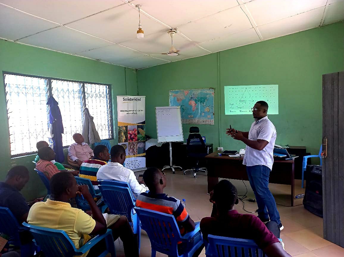 Solidaridad_wa's tweet photo. @Solidaridad_wa under #CORIPII funded by @NLinGhana has engaged Community Extension Agents of @ghcocobod in the Volta & Oti regions of #Ghana on a knowledge sharing event on climate-smart cocoa production to help #cocoafarmers adopt #sustainable production & land use management https://t.co/EDeBzSuTRH