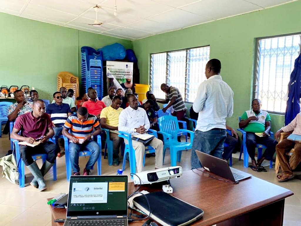 Solidaridad_wa's tweet photo. @Solidaridad_wa under #CORIPII funded by @NLinGhana has engaged Community Extension Agents of @ghcocobod in the Volta & Oti regions of #Ghana on a knowledge sharing event on climate-smart cocoa production to help #cocoafarmers adopt #sustainable production & land use management https://t.co/EDeBzSuTRH